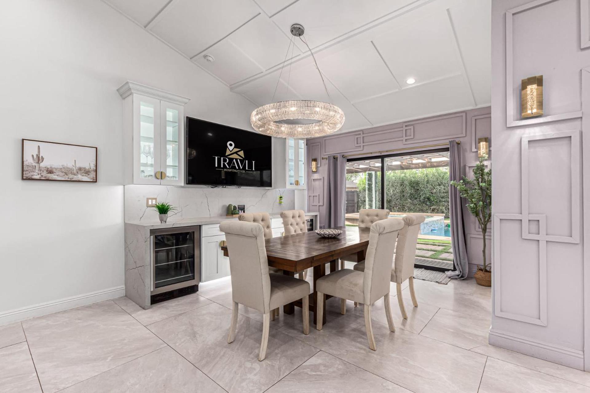 New Windsor Modern Retreat Pool Volleyball Holiday home