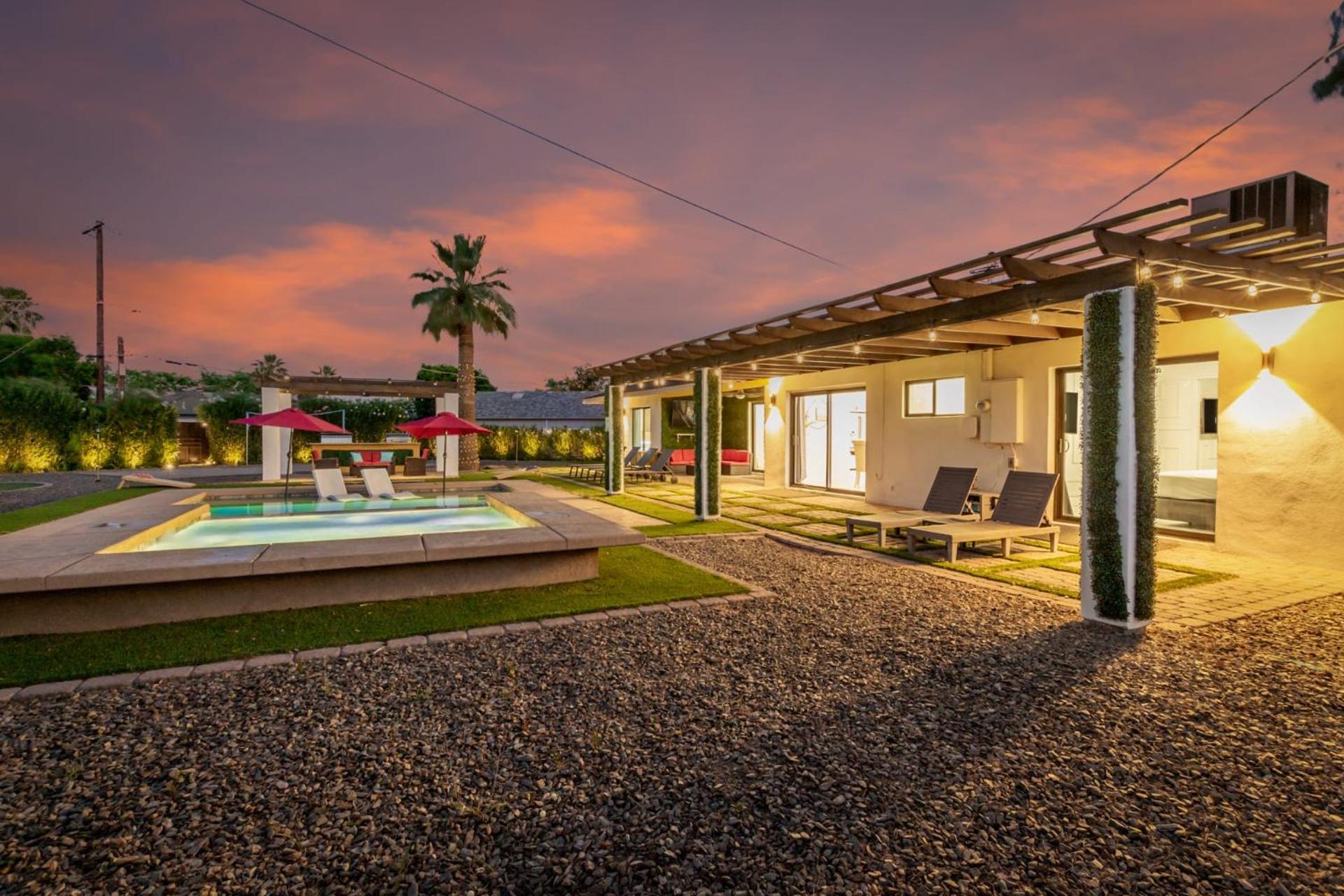 New Windsor Modern Retreat Pool Volleyball Holiday home