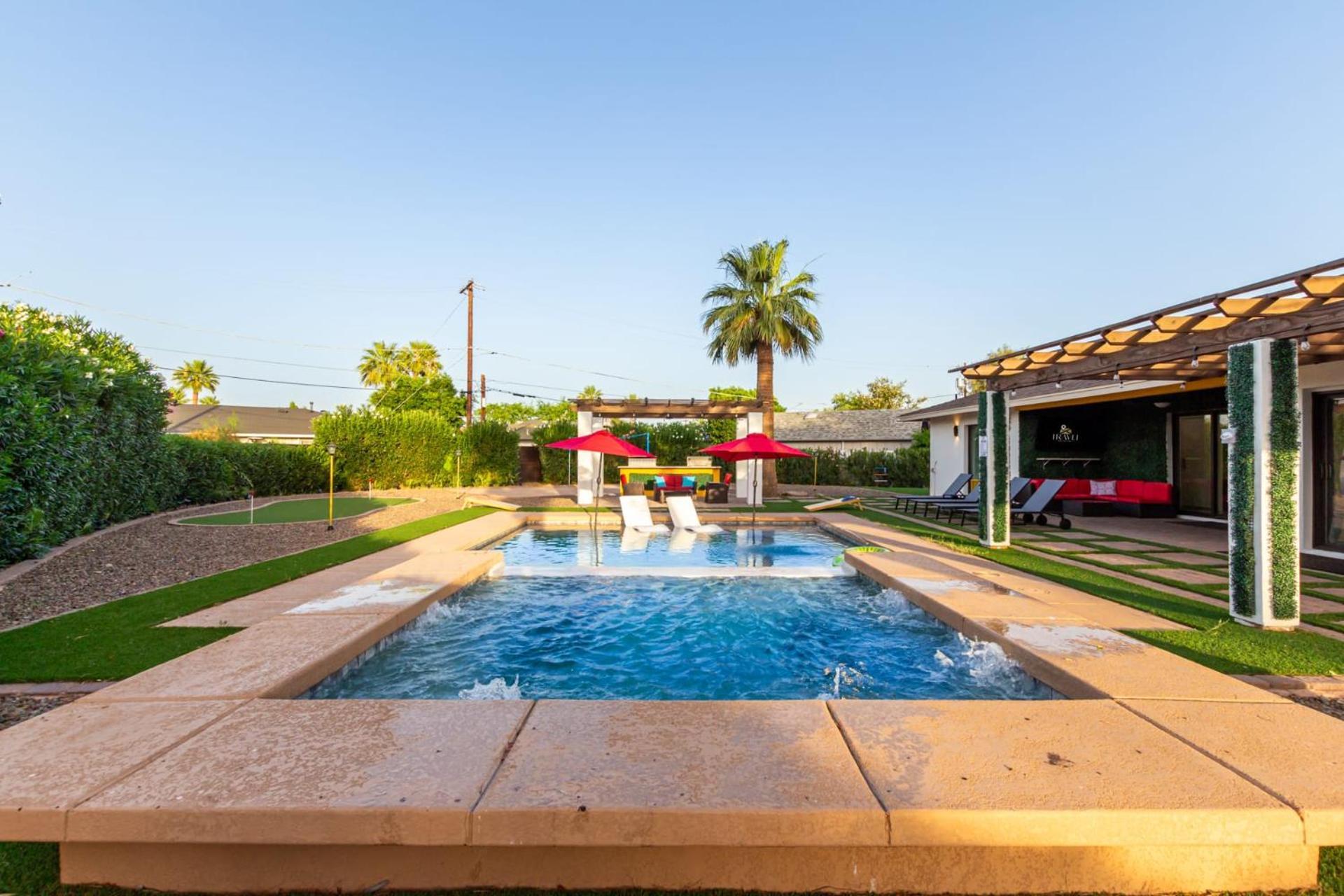 New Windsor Modern Retreat Pool Volleyball Holiday home