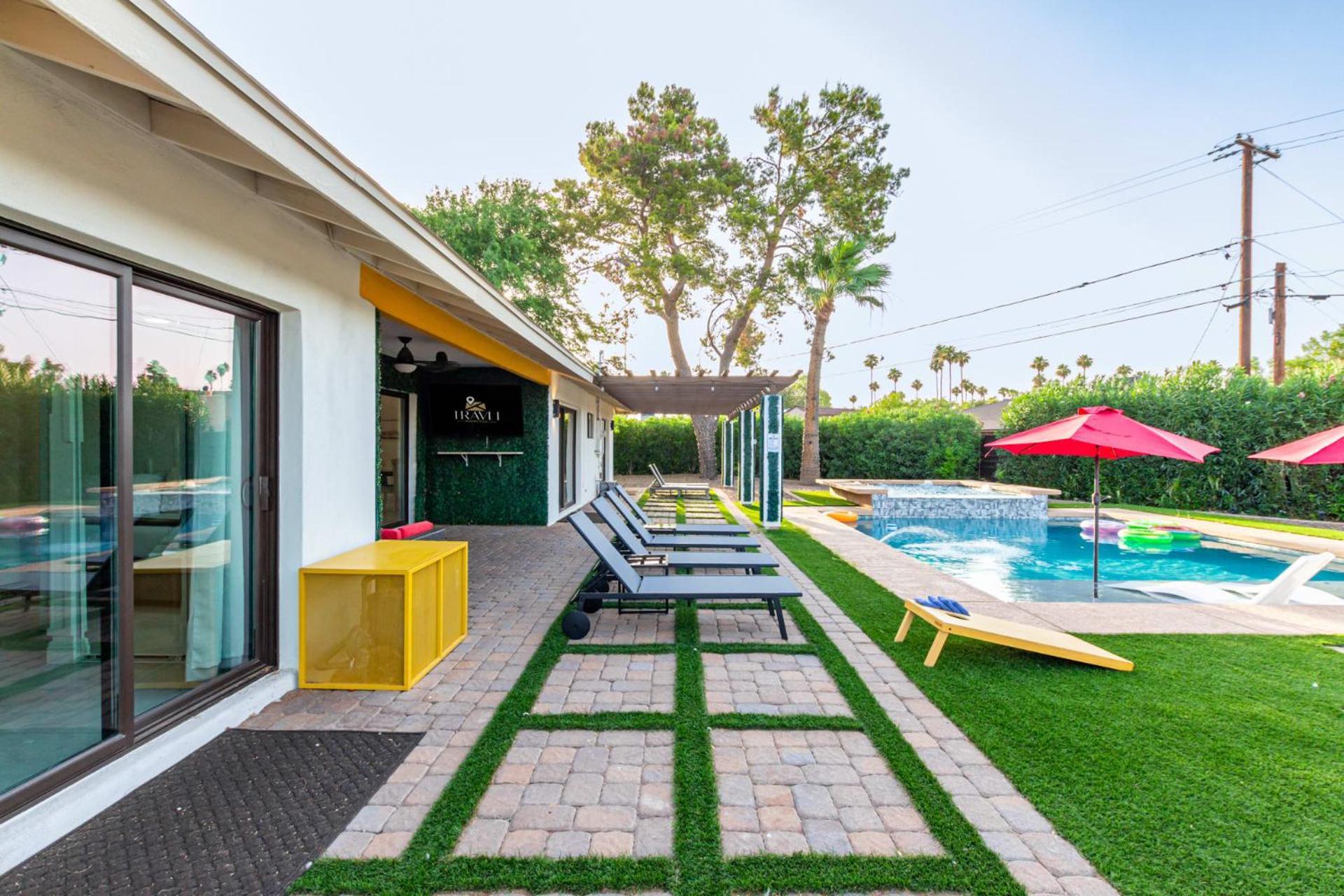 New Windsor Modern Retreat Pool Volleyball Holiday home